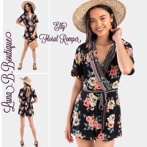 🆕🌸Francesca’s Elly Floral Border Romper🌸‼️No longer sold‼️